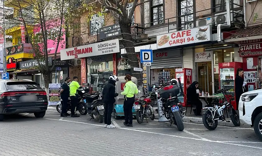 Fethiye'de motosiklet sürücülerine kask ve eldiven denetimi