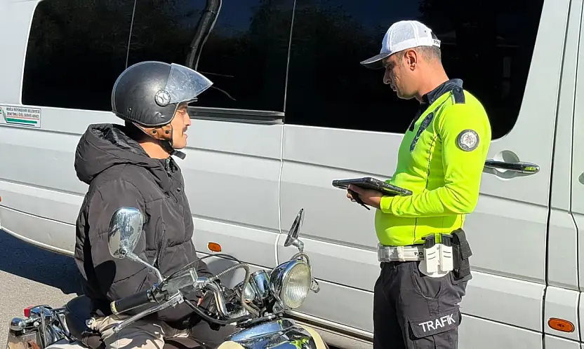 Fethiye'de Mustafa Kemal Bulvarı'nda trafik uygulaması: Ehliyetsiz sürücülere geçit yok