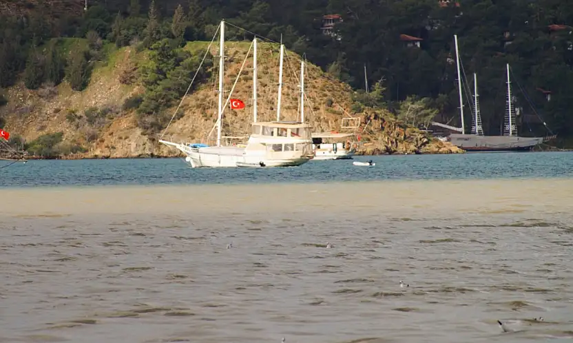 Fethiye Körfezi'nin rengi yağış sonrası değişti