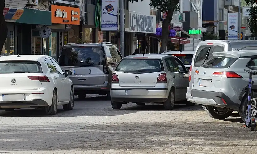 Fethiye merkezde trafik çilesi büyüyor: Çift sıra park isyan ettiriyor