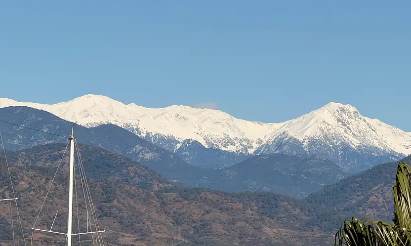 Fethiye'nin Çal Dağı zirvesi beyaza büründü
