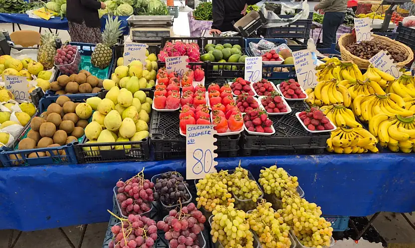 Fethiye Perşembe Pazarı'nda renk cümbüşü: Meyve tezgahlarında fiyatlar