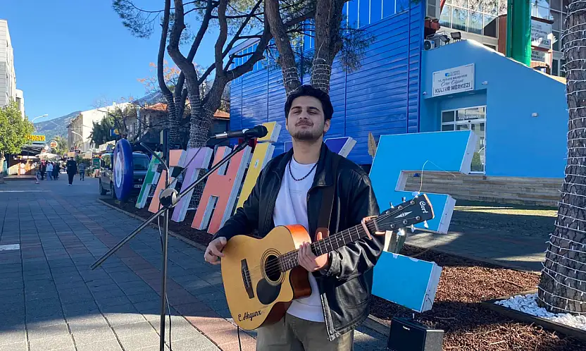 Fethiye sokaklarında müzik sesi: Çağatay Fazıl Akgün gönüllere dokunuyor