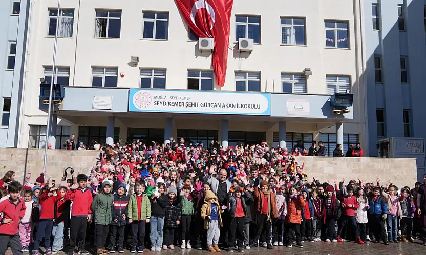 MESUT EMİR'İN MESAJI KARŞILIK BULDU OKUL BAHÇESİNE KAR GETİRİLDİ BAŞKAN AKDENİZLİ'DEN ÇOCUKLARIN HAYALİNE DOKUNAN SÜRPRİZ