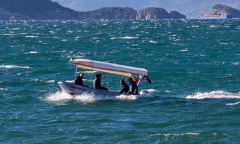 Soğuk ve rüzgarlı havaya rağmen denizde zorlu yolculuk