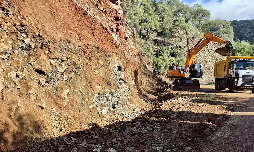 Yağış sonrası yollara düşen kaya ve topraklar için ekipler sahada