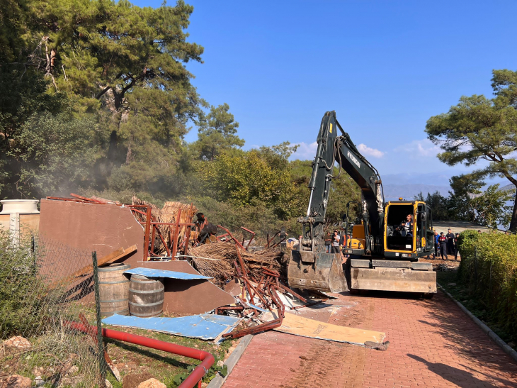 RUHSATSIZ İNŞA EDİLEN YAPI YIKILIYOR