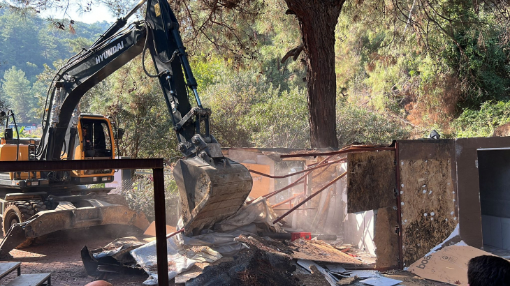 RUHSATSIZ İNŞA EDİLEN YAPI YIKILIYOR