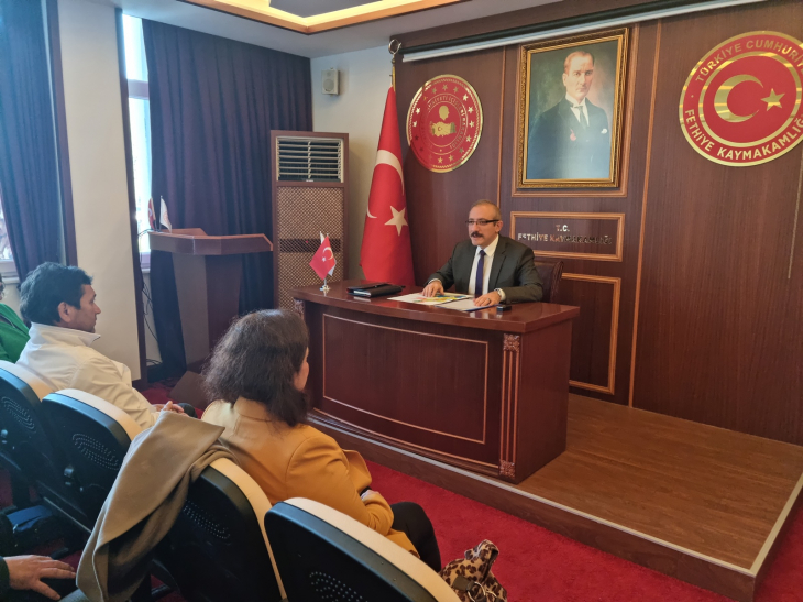 KAYMAKAM KARAMAN, MUHTARLARLA BİR ARAYA GELDİ