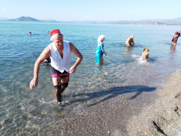 KOSTÜMLERLE DENİZE GİRDİLER