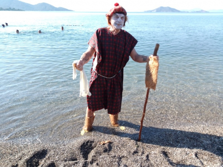 KOSTÜMLERLE DENİZE GİRDİLER