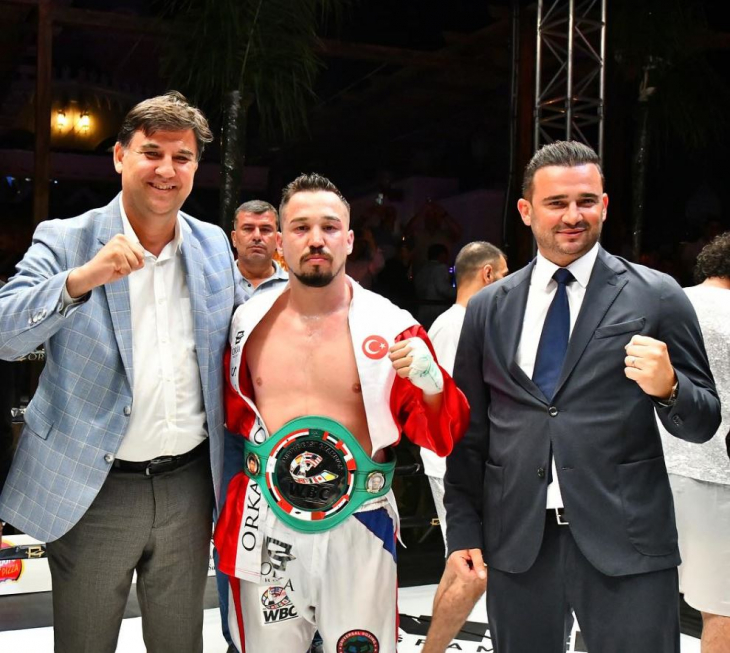 Fethiye'de Dünya Boks Konseyi (WBC) koordinesinde profesyonel boks gecesi gerçekleştirildi