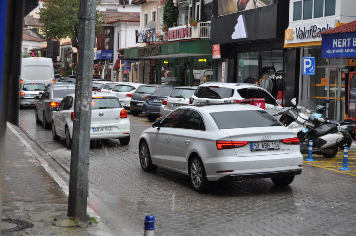 Fethiye'de Şiddetli Yağış Hayatı Olumsuz Etkiledi