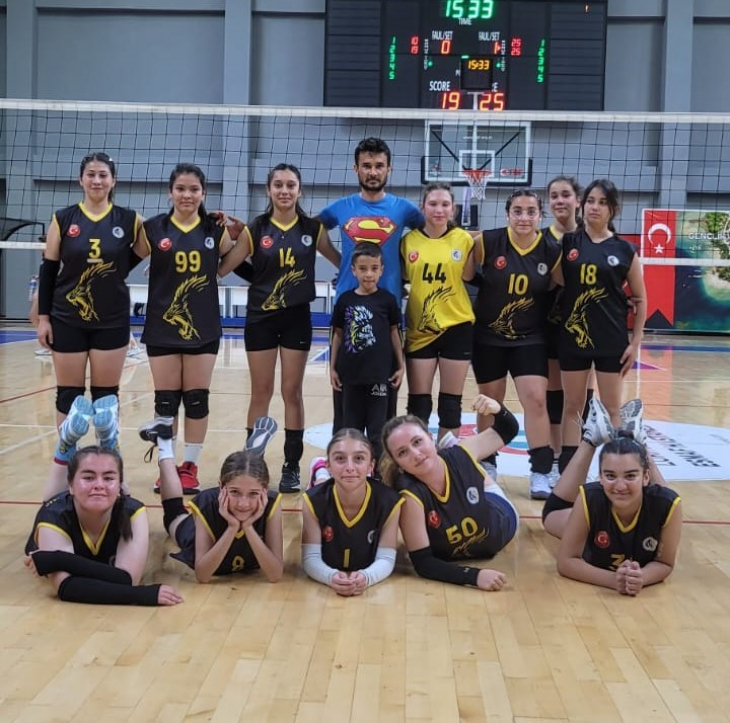 Voleybol kız takımı tüm maçları kazanarak grup birincisi oldu