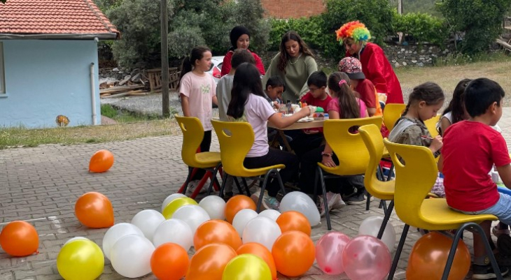 Muğla'da gönüllü gençlerden geleneksel çocuk oyunları etkinliği